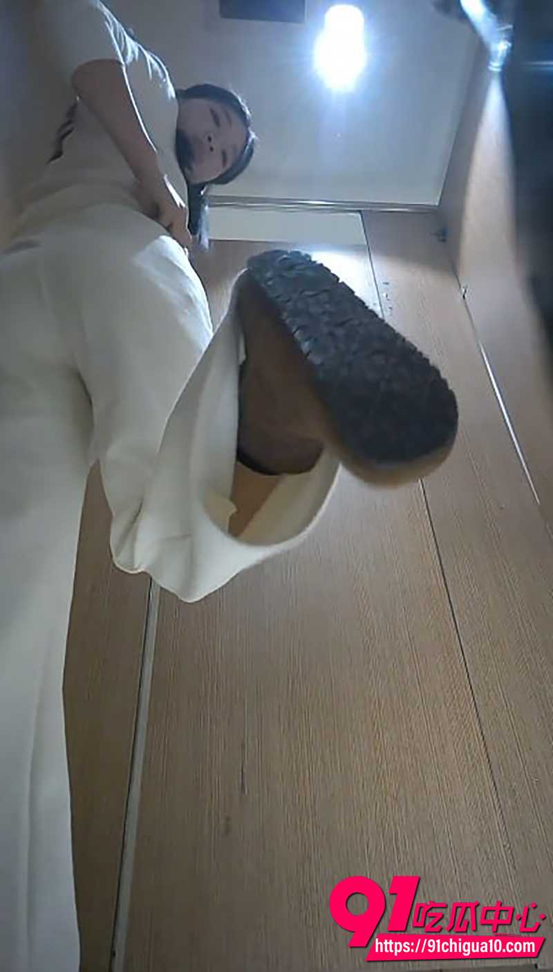 酒吧女厕偷拍 1