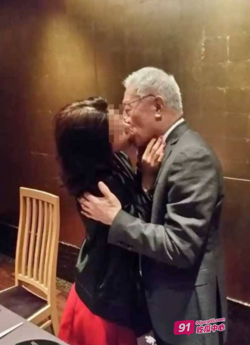 台绿营富商曹兴诚婚外情史曝光？ 小三单中华穿性感睡衣啪啪视频流出 配图9