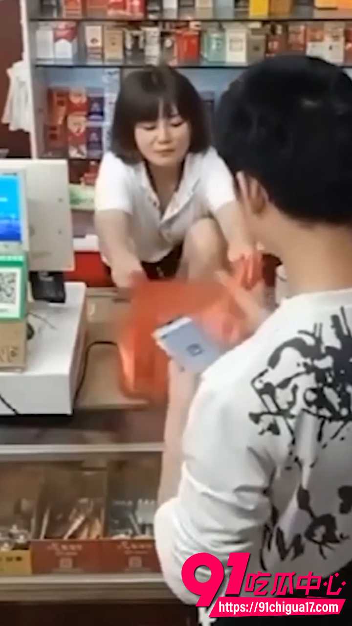 烟酒店熟女老板娘当众掀裙勾引顾客5 烟酒店熟女老板娘当众掀裙勾引顾客5