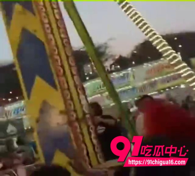 印度旋转秋千事故现场视频7 印度旋转秋千事故现场视频7