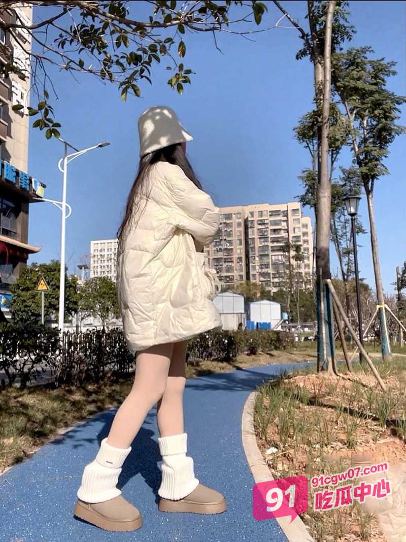 女儿的尤物闺蜜~女儿成功帮我拿下她闺密 而她则在隔壁听声音! 配图2