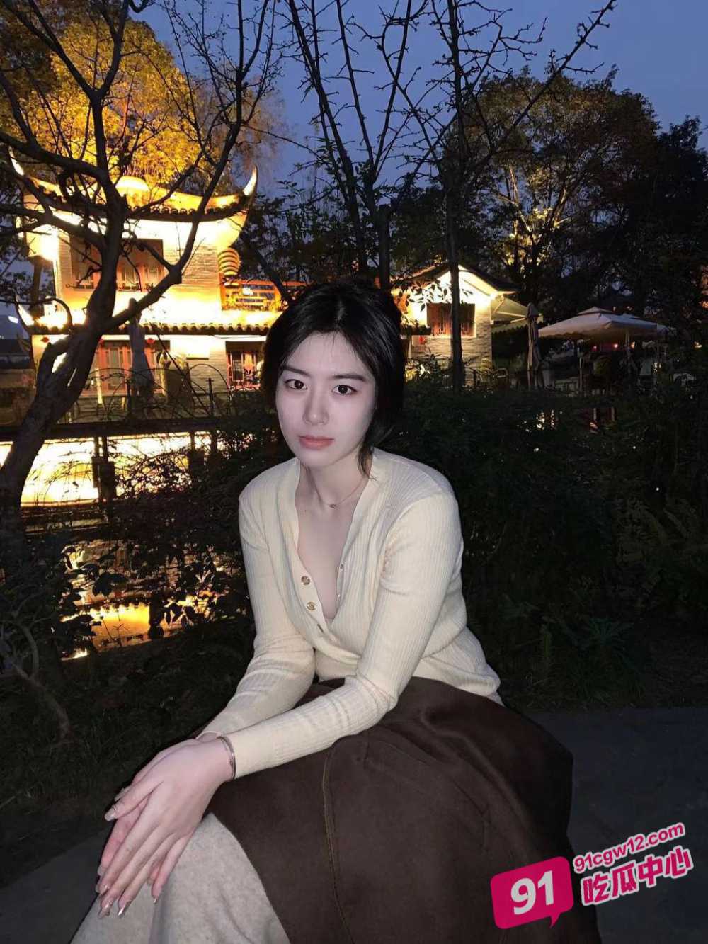 乱伦单亲姐姐～网吧调教姐姐 自慰电击阴蒂差点蹦起来浪叫！ 配图2
