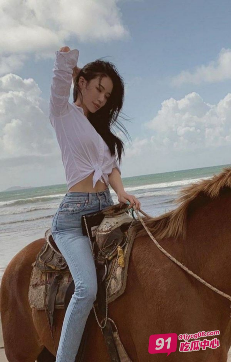 留学生杨华凌为拿绿卡 骗钱骗睡与美国老头性爱视频曝光! 配图