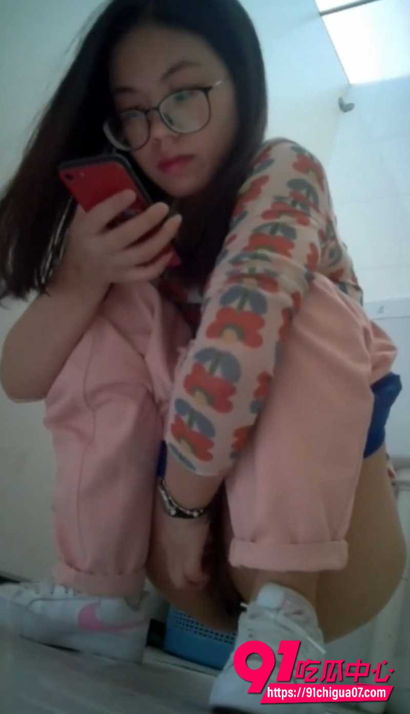 商场全景偷拍美女尿尿3