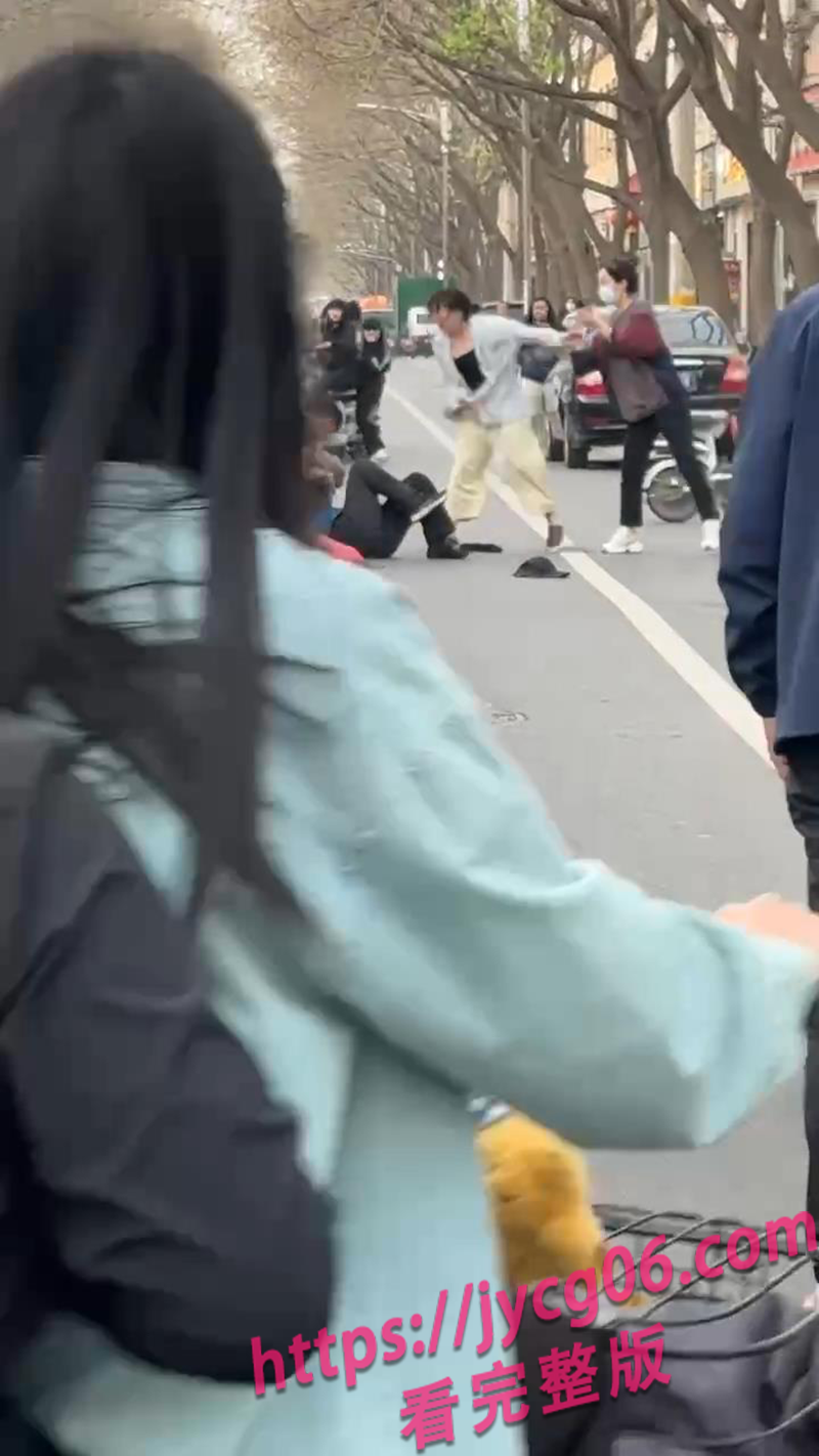 哄堂大孝了家人们！河北街头小三指挥男子拳脚伺候爹妈！ 配图9