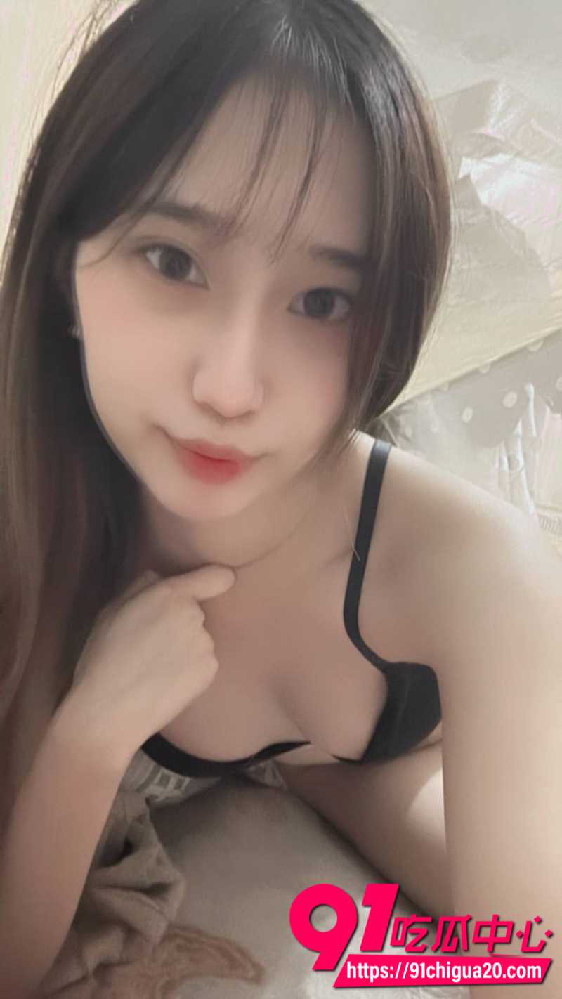 小红书极品女网红被带到酒店玩多人群P 女友被操的时候小伙在一旁打飞机