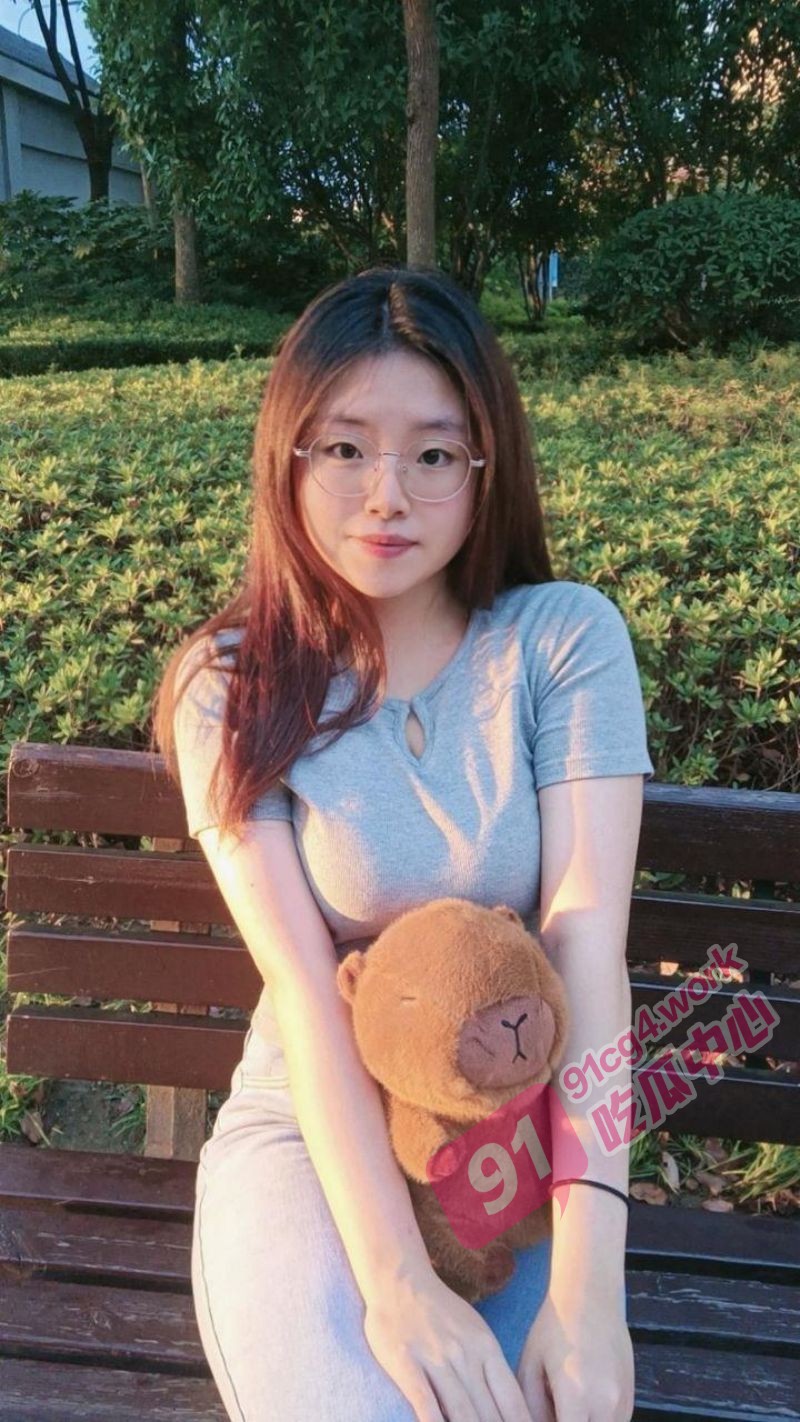 北京理工大学清纯眼镜学妹张梓萱和前男友性爱视频流出 超清纯的外表有个极度反差的心~