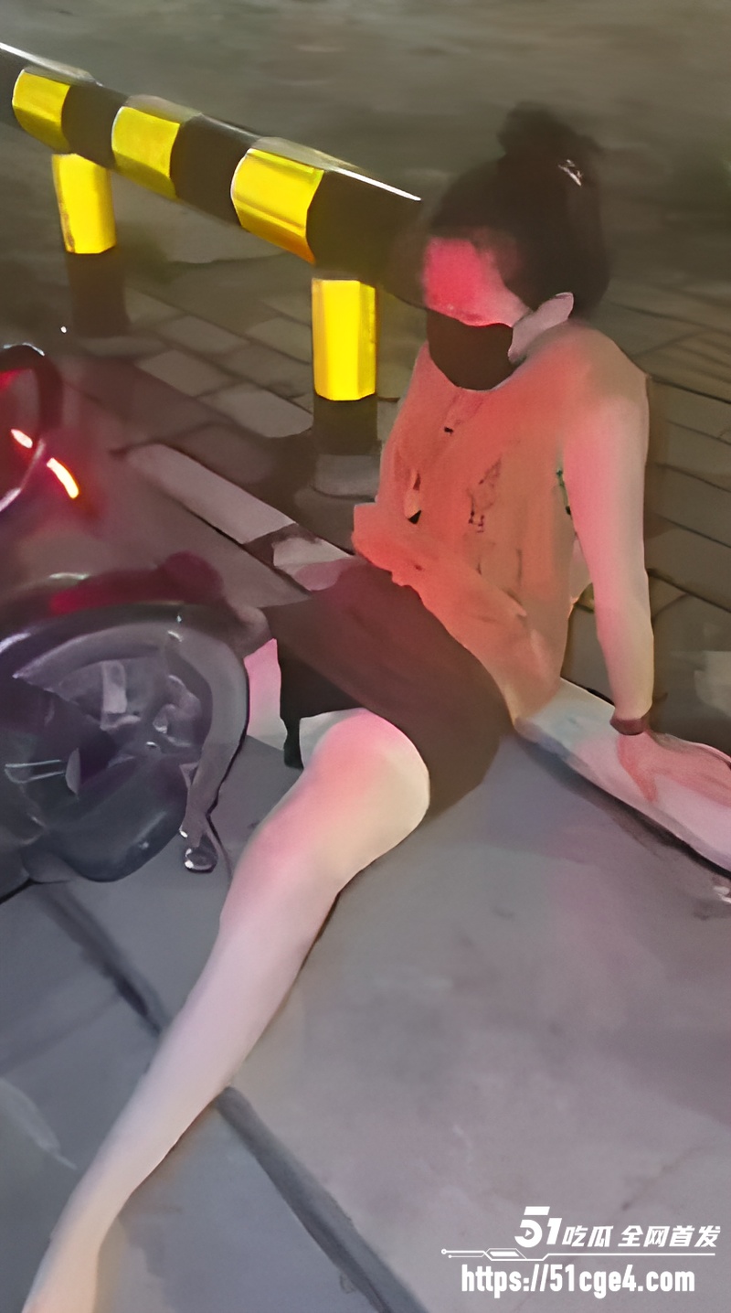 美艳少妇路边上演激情摸逼 1 美艳少妇路边上演激情摸逼 1