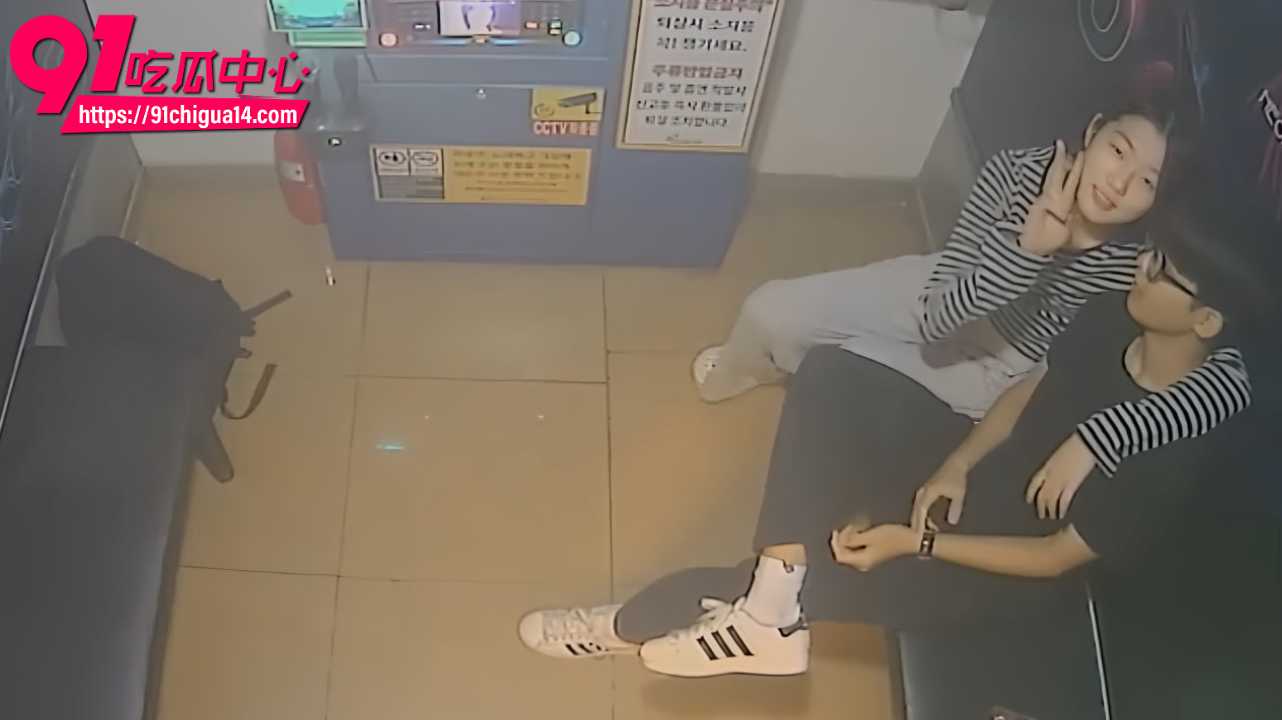 KTV包厢监控被黑客破解 小情侣沙发上直接开干 全程高清流出