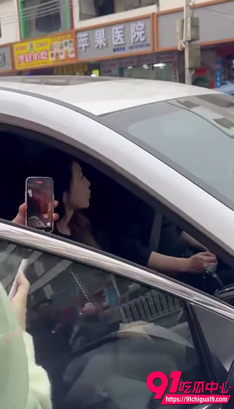 潮汕汕尾街头悍妻堵车捉奸现场 老公小三吓到懵圈！
