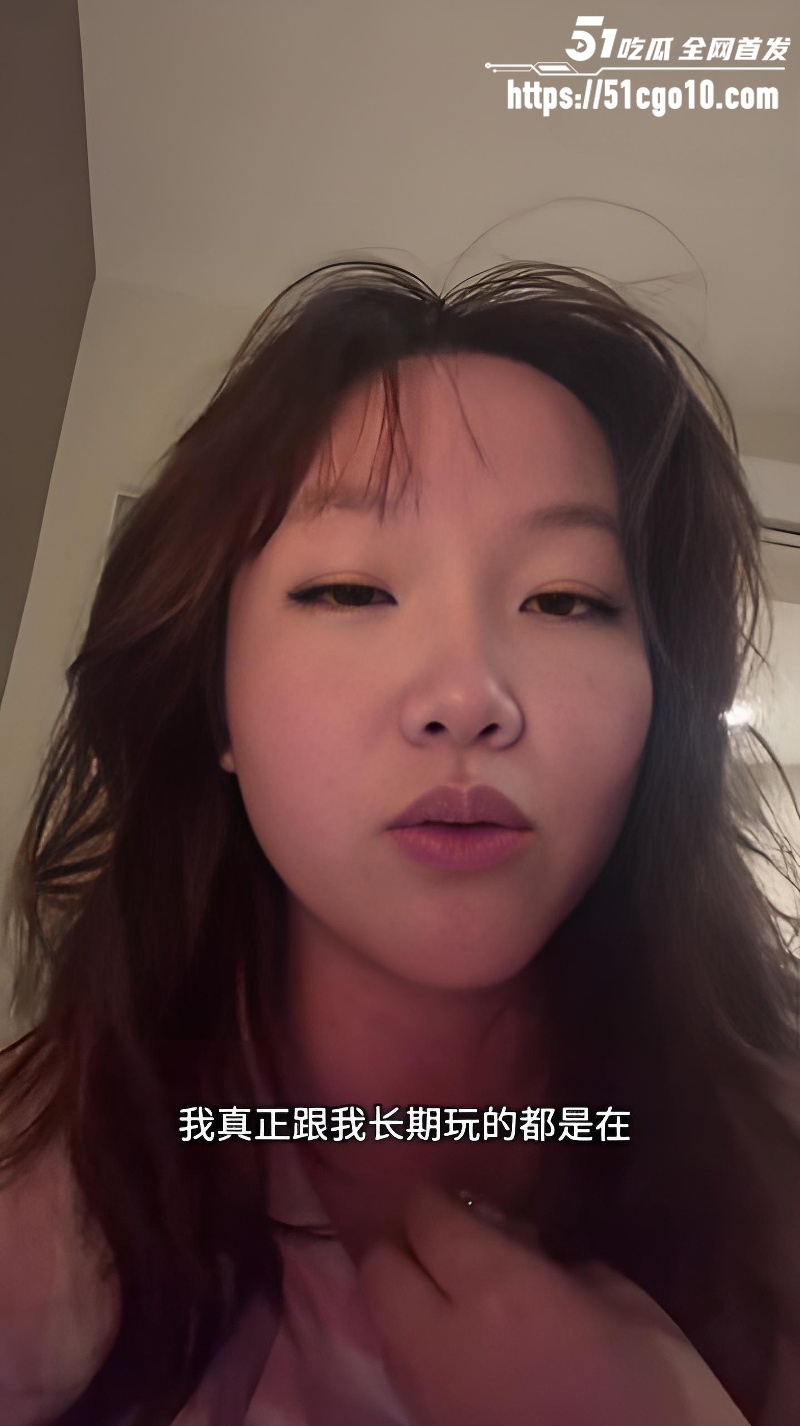 中国妹子被两个意大利帅哥亲吻 5 中国妹子被两个意大利帅哥亲吻 5
