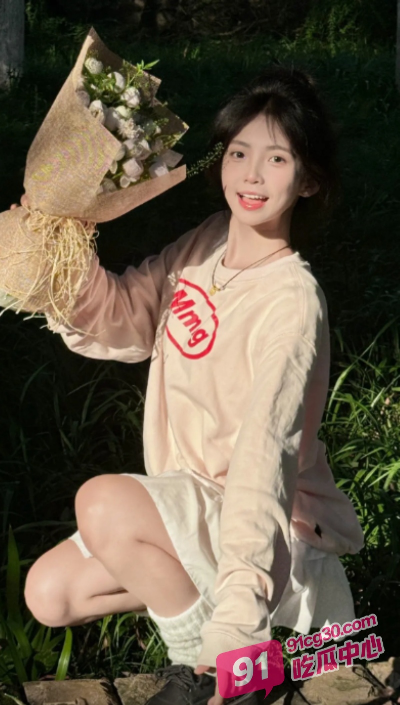 00后嫩妹张嘉怡被顶级约炮大神江南第一深情俘获 再现小白兔被大灰狼吃干抹净现场! 配图