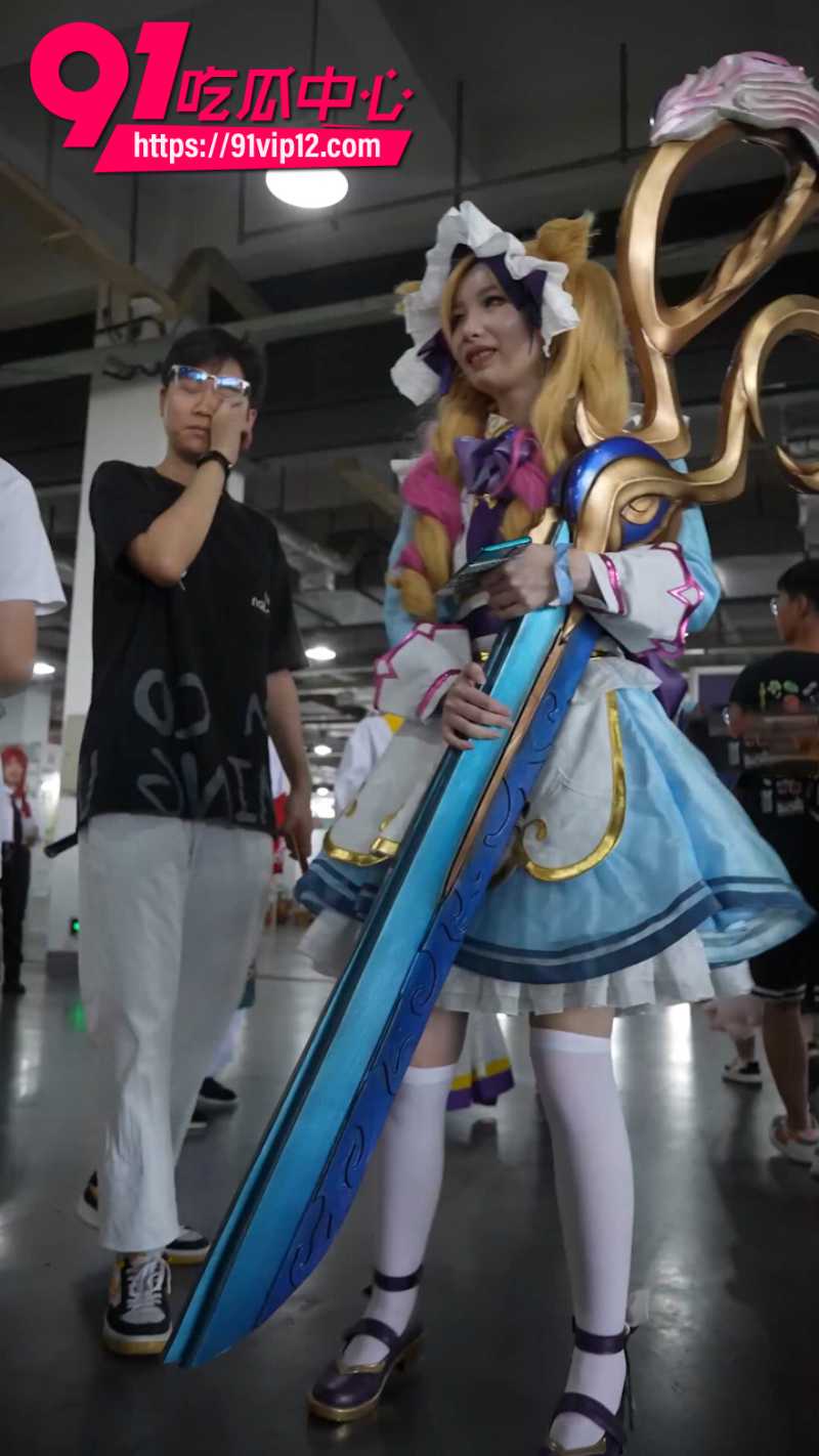 抄底大神漫展抄底偷拍英雄联盟女COSER格温0