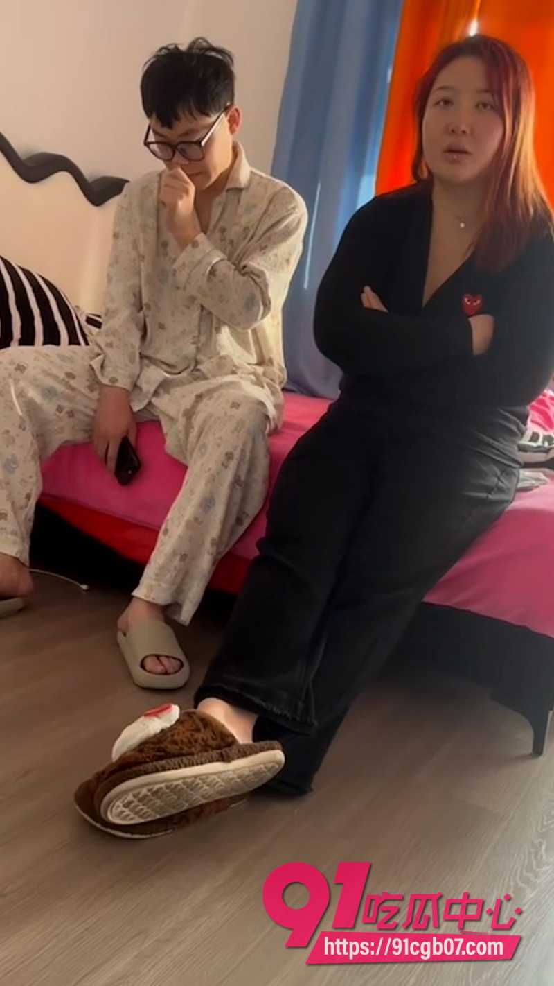 捉奸现实版老婆藏奸夫阳台被抓包4 捉奸现实版老婆藏奸夫阳台被抓包4
