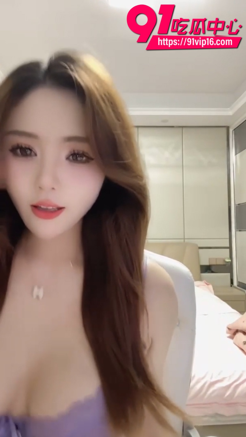 半糖巨乳女主播库库身穿情趣内衣在线直播揉奶大秀2 半糖巨乳女主播库库身穿情趣内衣在线直播揉奶大秀2