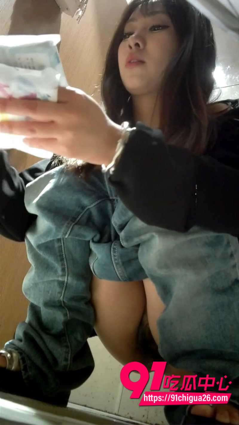 独家偷拍高颜值美女在女厕所尿尿全景2 独家偷拍高颜值美女在女厕所尿尿全景2