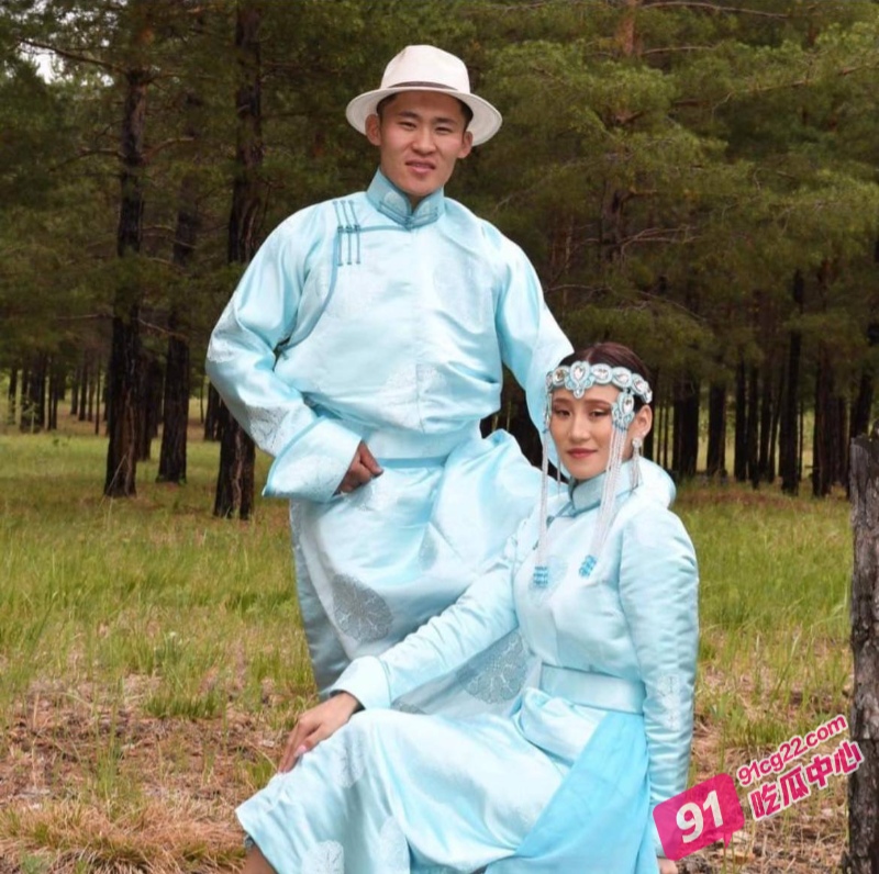 朋友妻不客气 人妻被两兄弟车震 奈何鸡巴软趴趴！ 配图2
