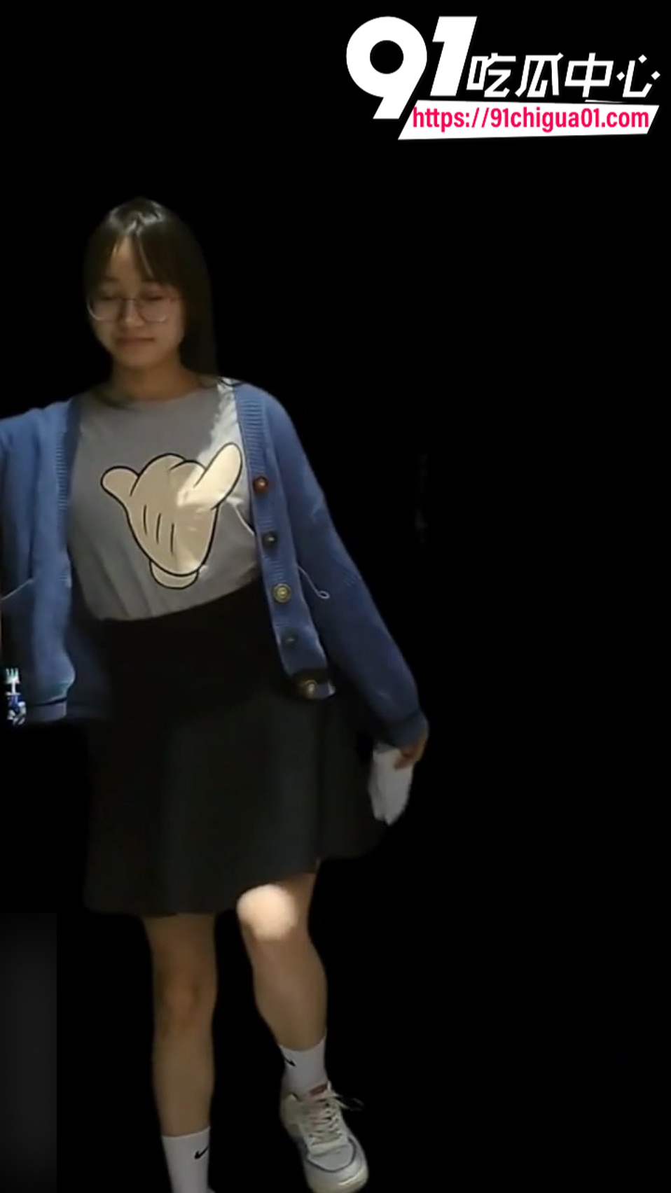 偷怕达人男扮女装偷偷溜进女厕所偷拍 各种惊险怼逼拍摄 看的人刺激无比