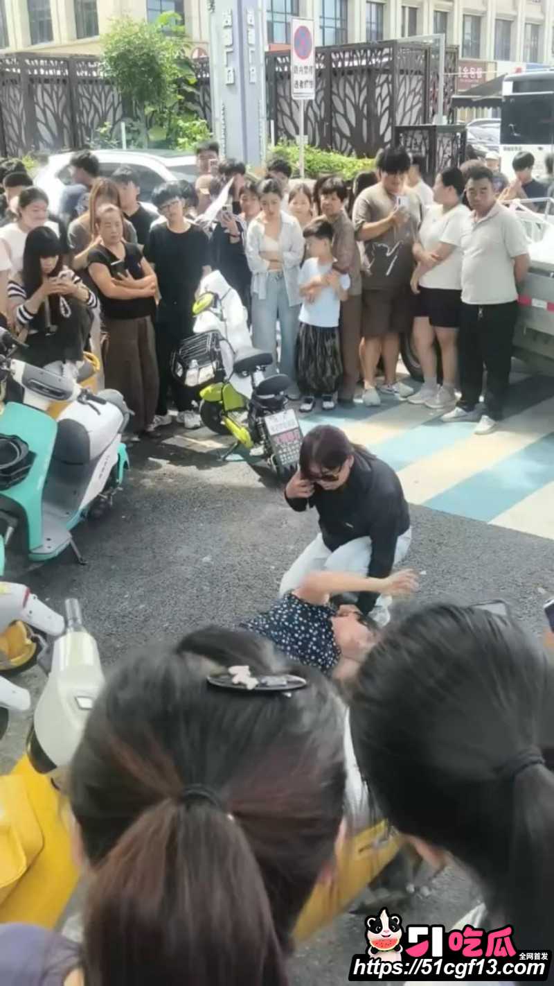 河北保定正信购物中心原配当街怒撕小三06