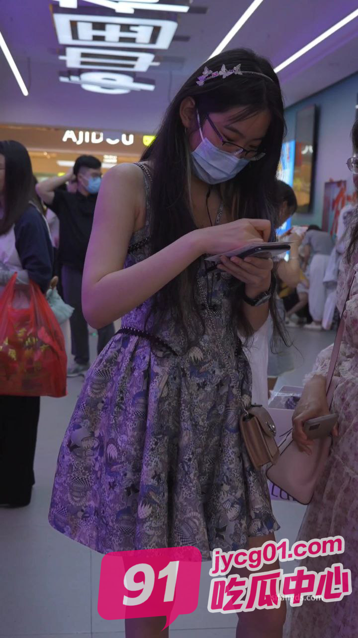 商场抄底偷拍 长腿小姐姐裙底蕾丝内裤 美鲍若隐若现 配图3