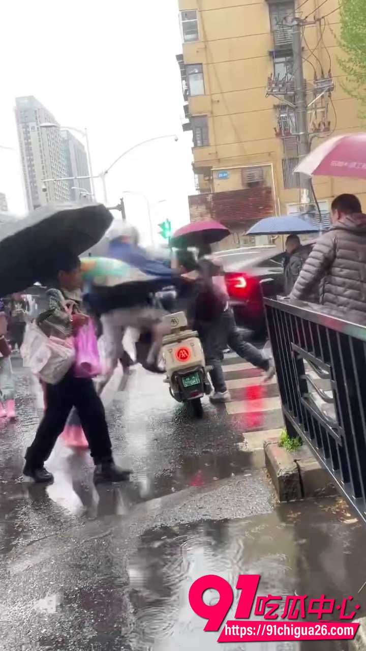 路怒男下车发飙直接被按在地上狠打6 路怒男下车发飙直接被按在地上狠打6