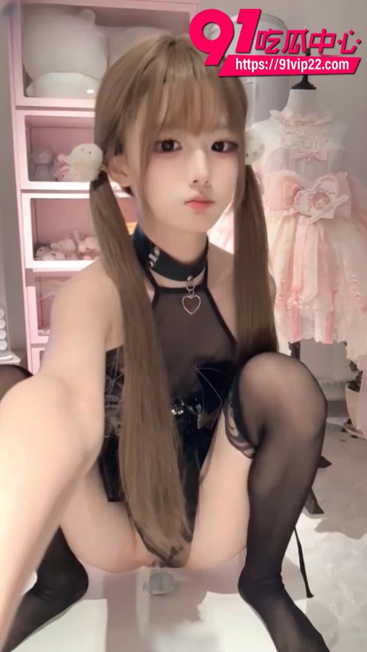 推特清纯白虎小母狗萌妹季雨 黑色情趣小魔女套装 透明玩具反复进出 粉嫩白虎被撑得满满当当