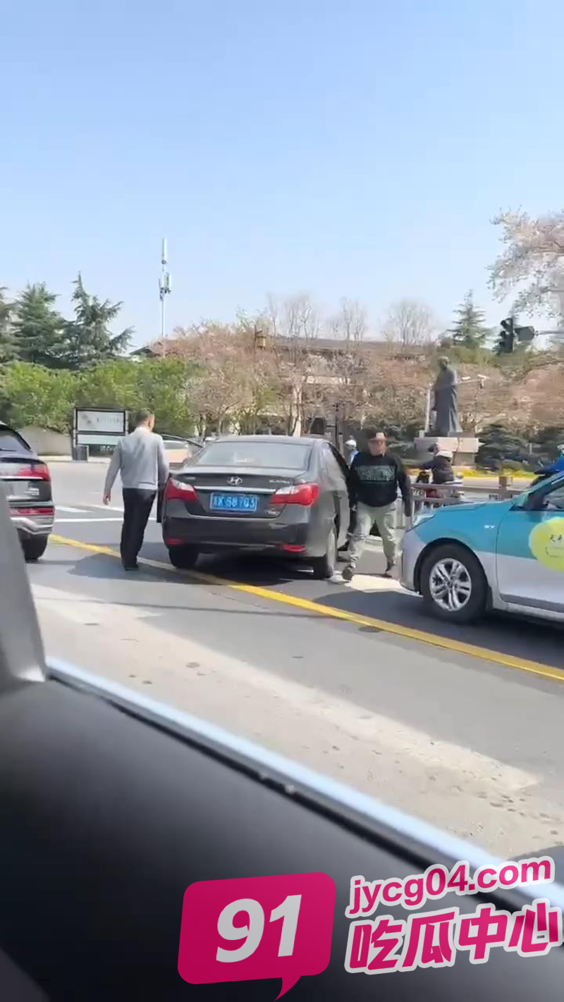 南京vs东北路怒对比！南京老头动嘴吐痰！东北大汉直接上手！ 配图3