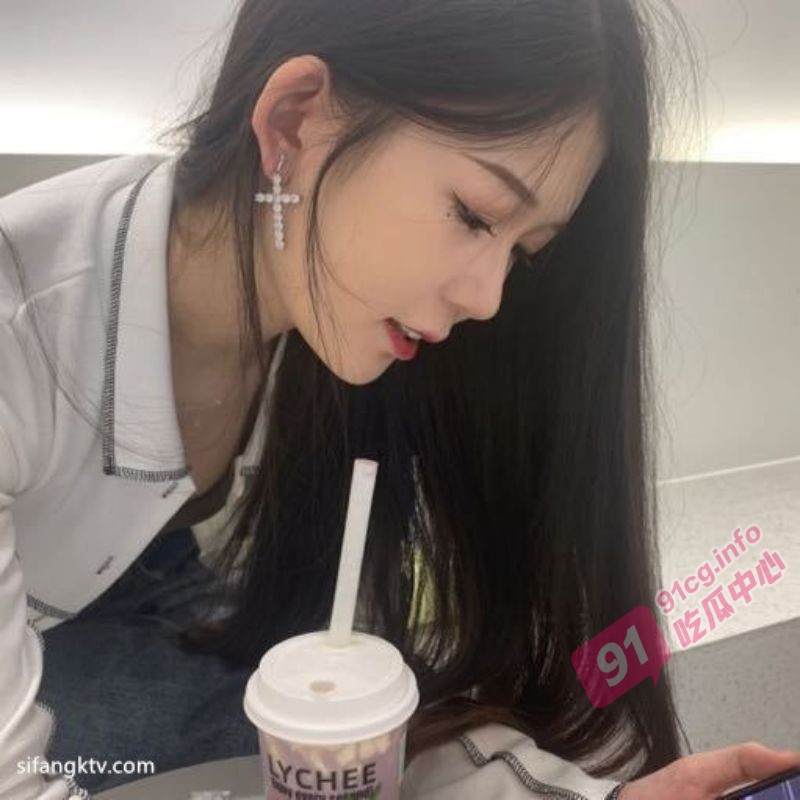 哈尔滨医科大学宁佳～私拍视频流出 母狗戴着眼镜吃鸡吧 一脸享受的样子~