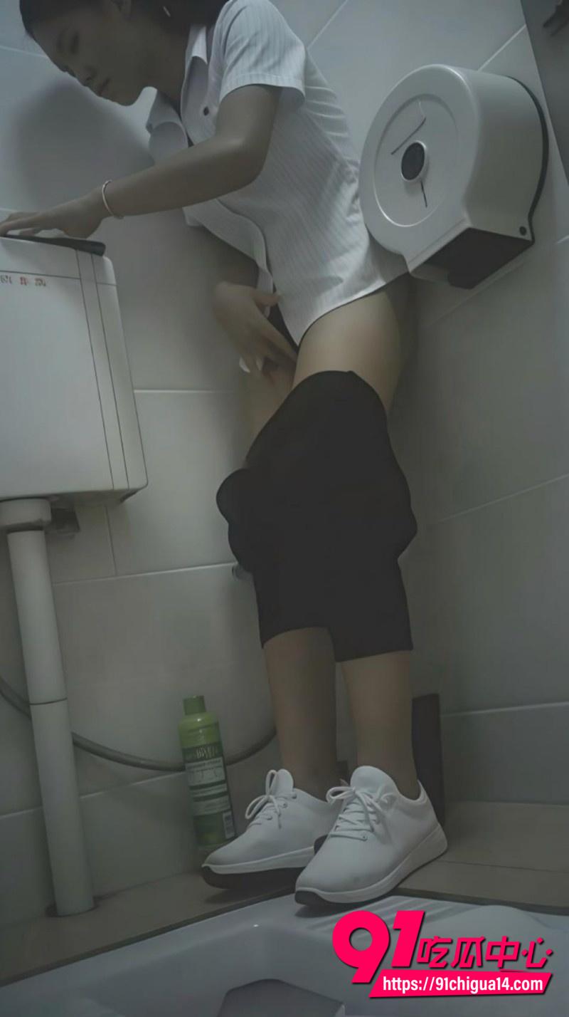 大神厕所偷拍美女自慰视频3