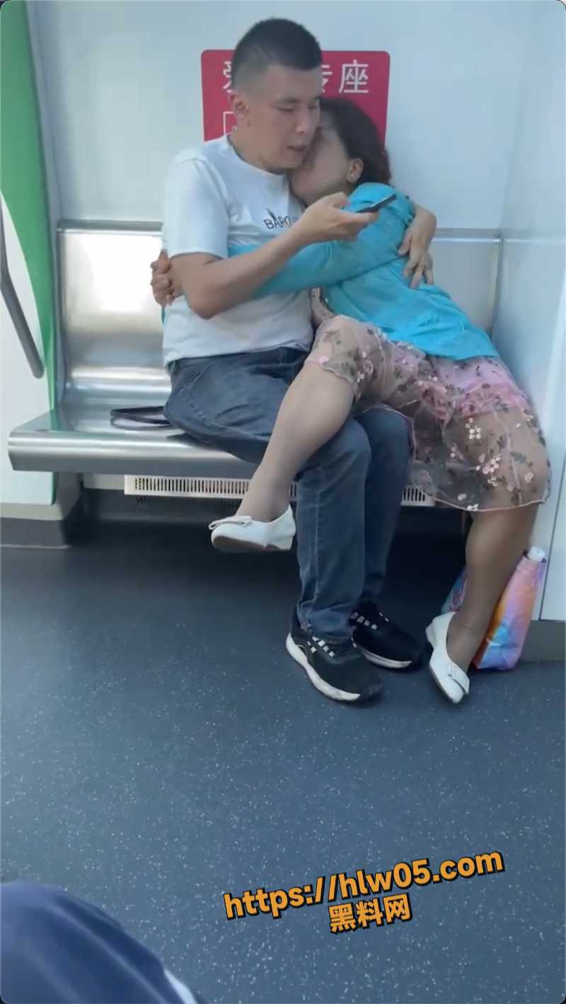 老宝贝在地铁上发情忍不住强上老伴！不顾他人眼光在座位上就是一顿疯狂输出！
