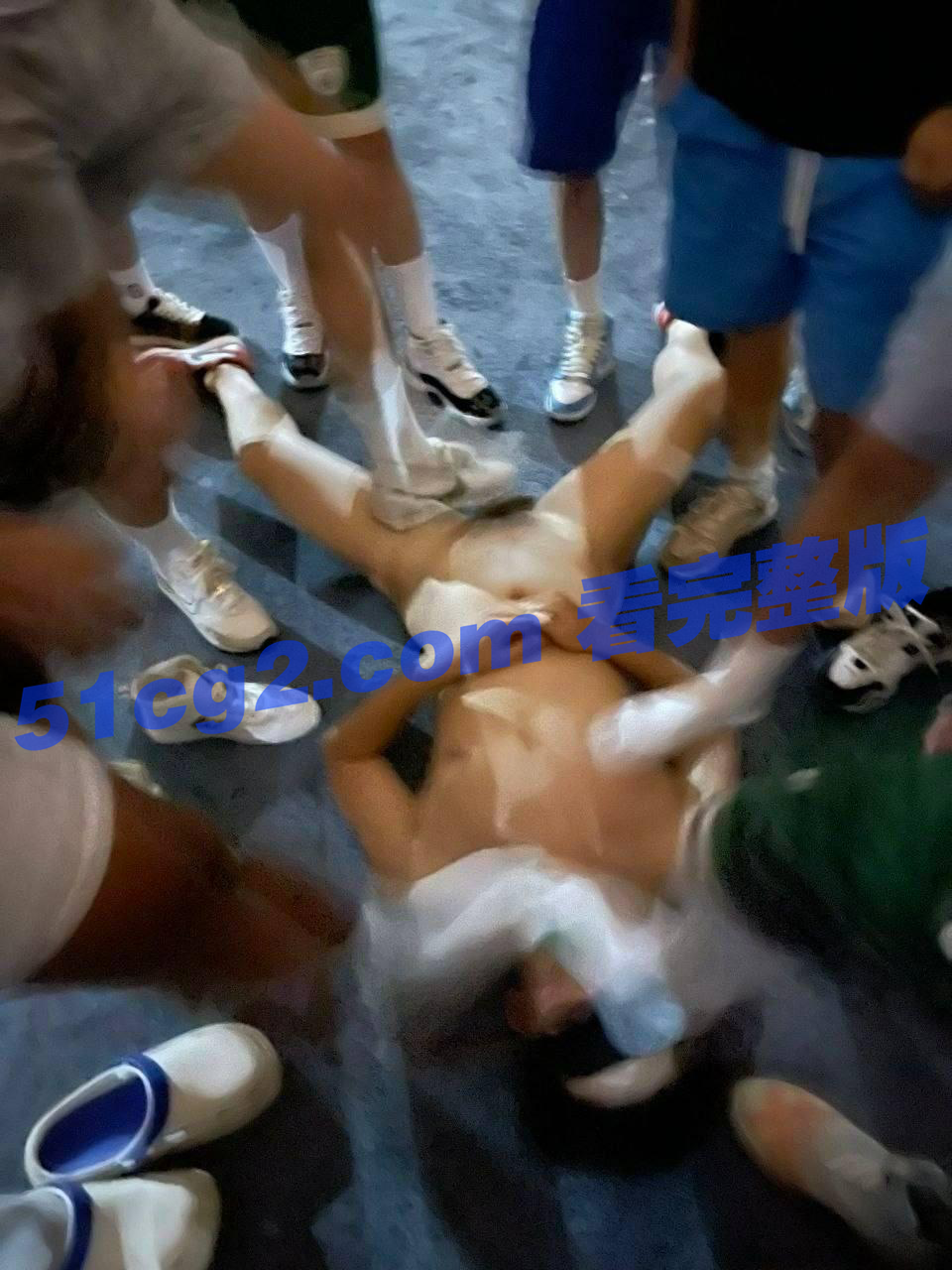 沙河公园 成都 沙河公园 一男子躺在地上喝尿,被警察带走。