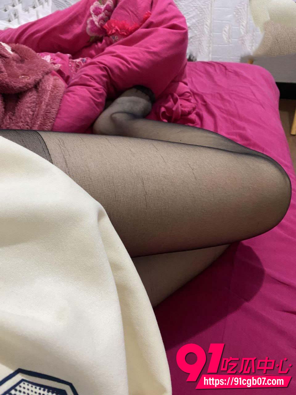 对老爸的怨恨发泄在老妈身上对着结婚照内射5