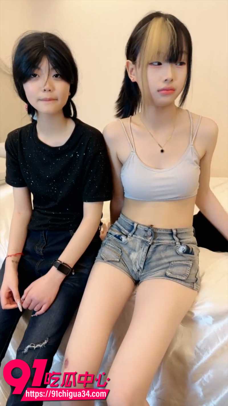 18岁精神小妹带好闺蜜一起伺候社会大哥 粉嫩姐妹花直播开火车 被男主轮流猛干