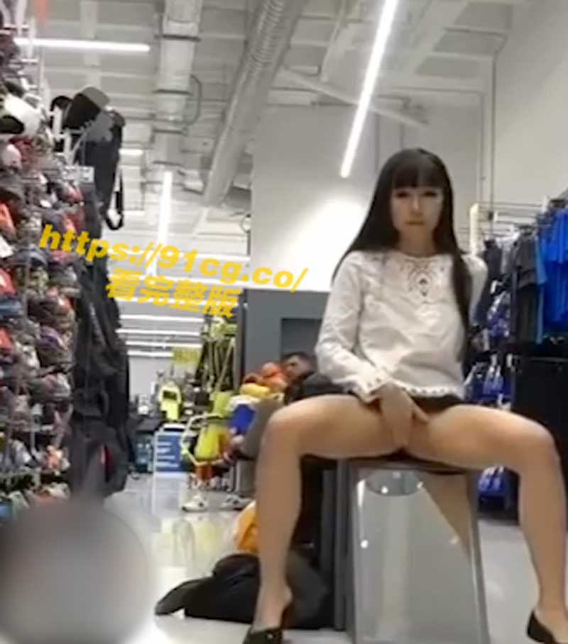 喷泉惊见！女子在迪卡侬对镜子骚卖自慰摸出淫水喷出高泉湿透