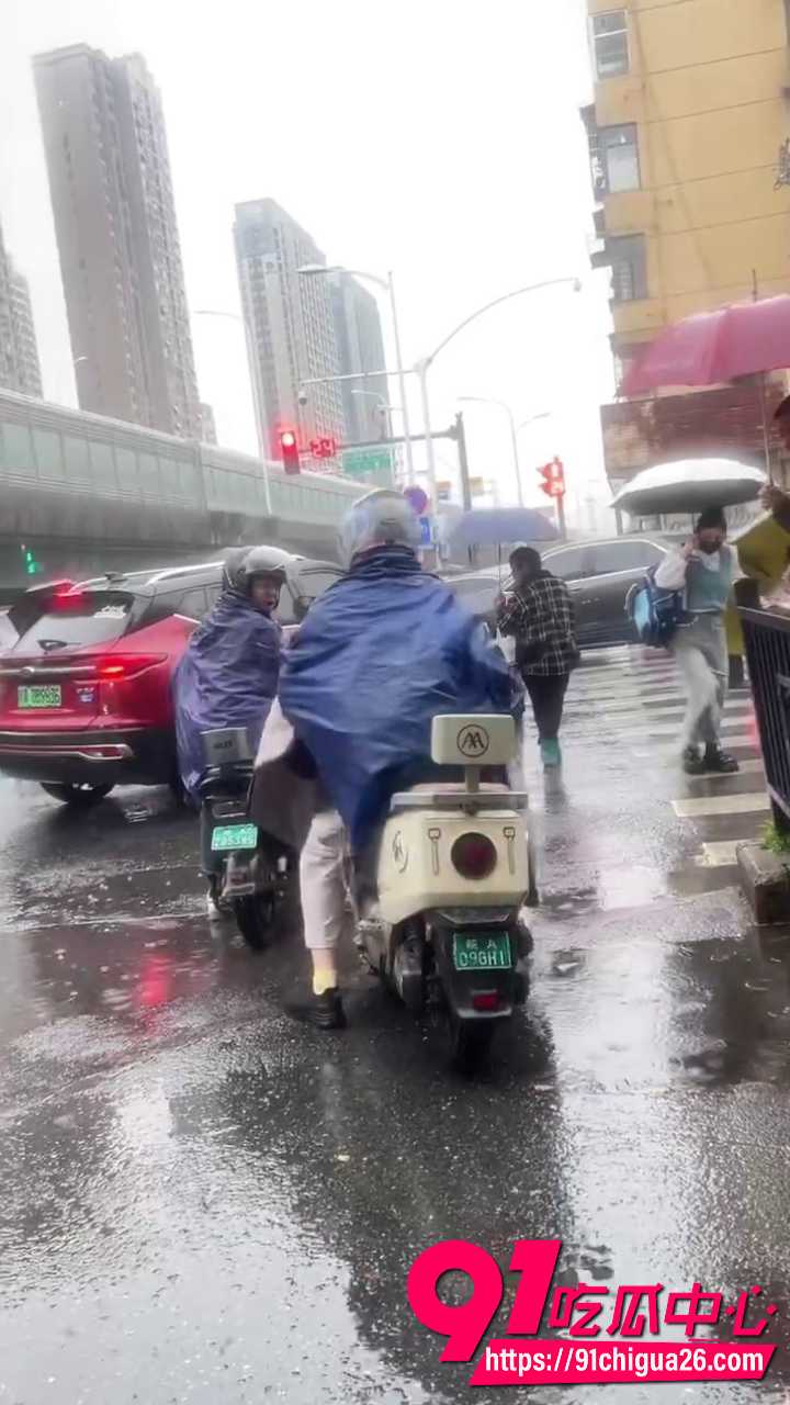 路怒男下车发飙直接被按在地上狠打1