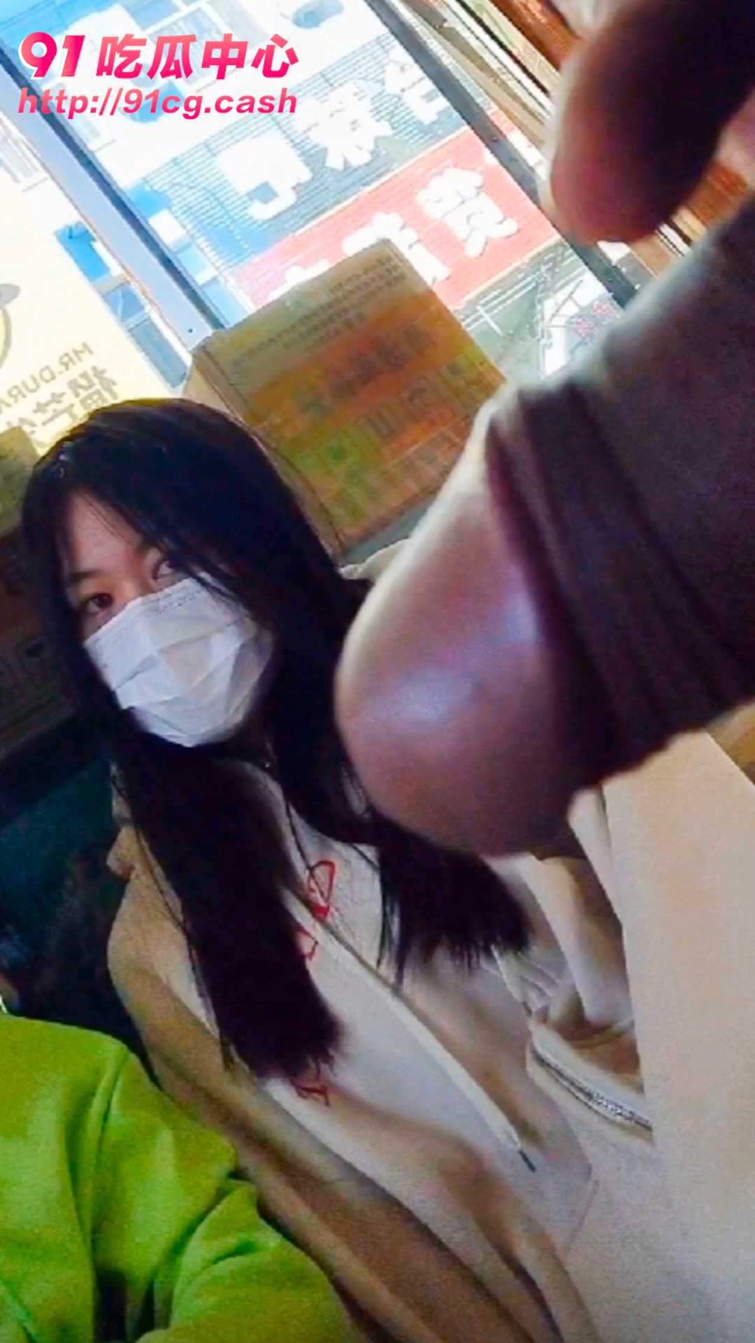 【偷拍甄选】街头露屌给路人妹子看 “妹子 你看的太入神了吧”