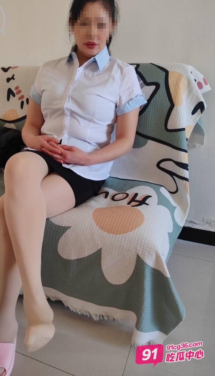 「母子乱伦」大年初二把妈妈操了 继父不在趁机射了妈妈满腔的精子！ 配图