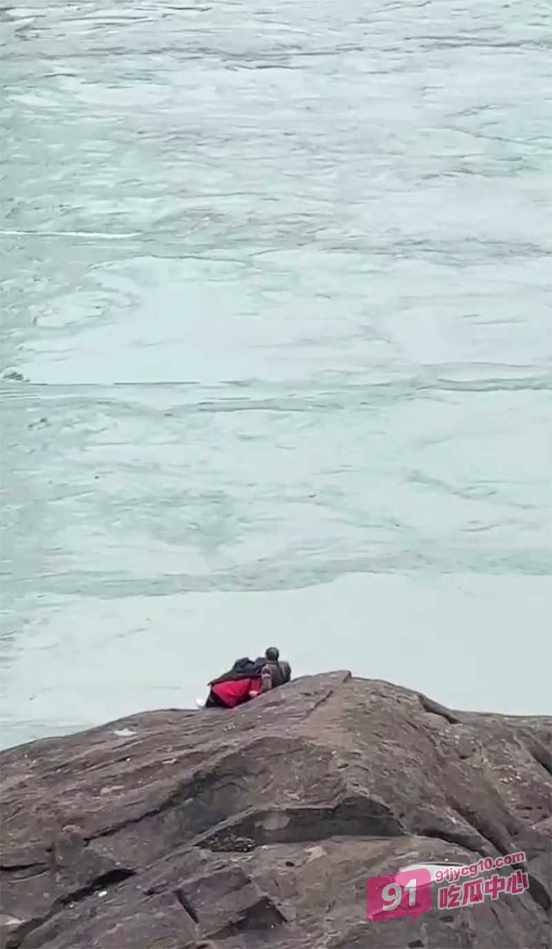 大爷大妈户外野战现场 这是独属老一辈人的激情时刻啊～ 配图3