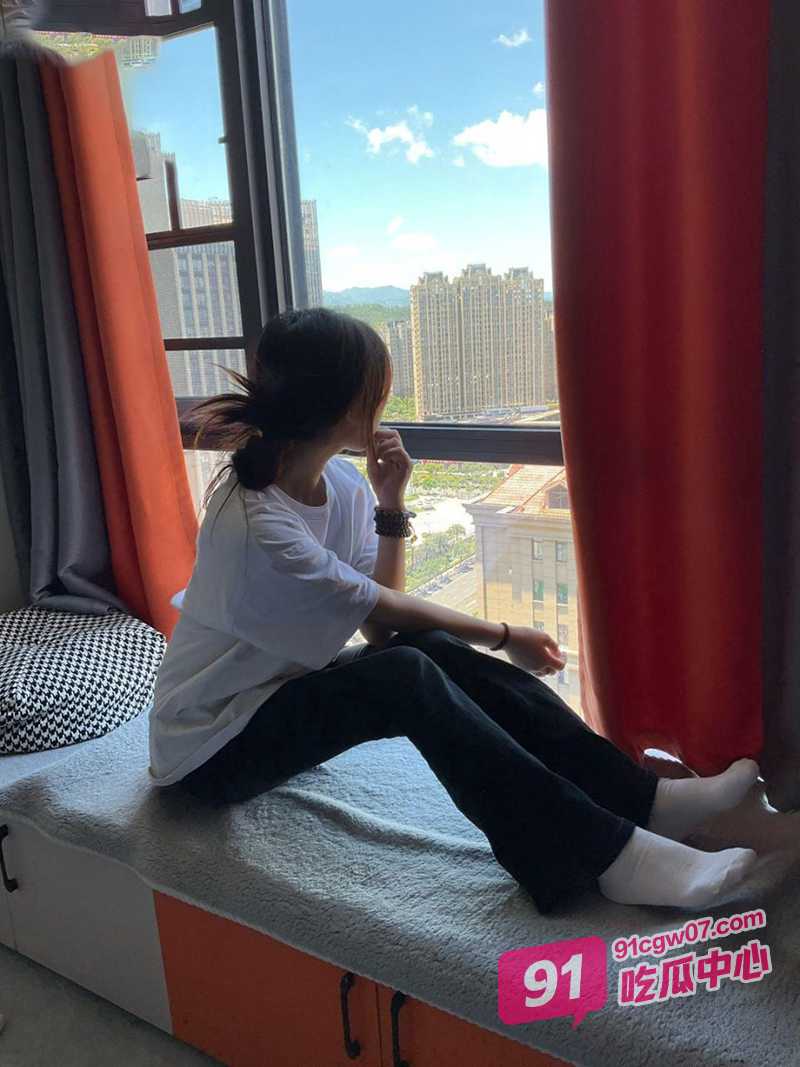 推特清纯大波翘臀奔放正妹私拍合集 群P啪啪 毒龙 炮机 狗联 舔脚 尿液洗脸 玩的不亦乐乎~ 配图4