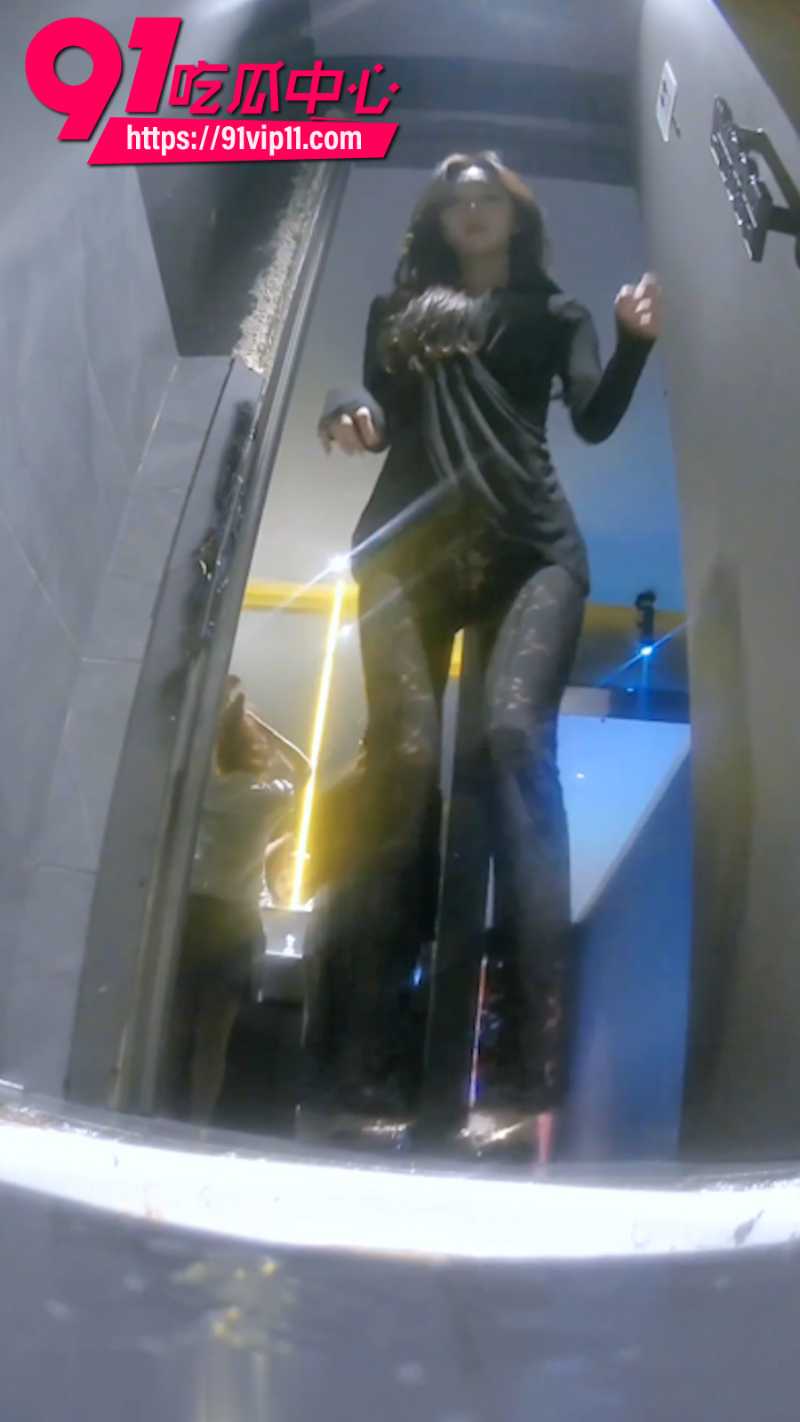 厕拍大神在高端夜总会女厕安装针孔摄像头偷拍美女们尿尿画面5