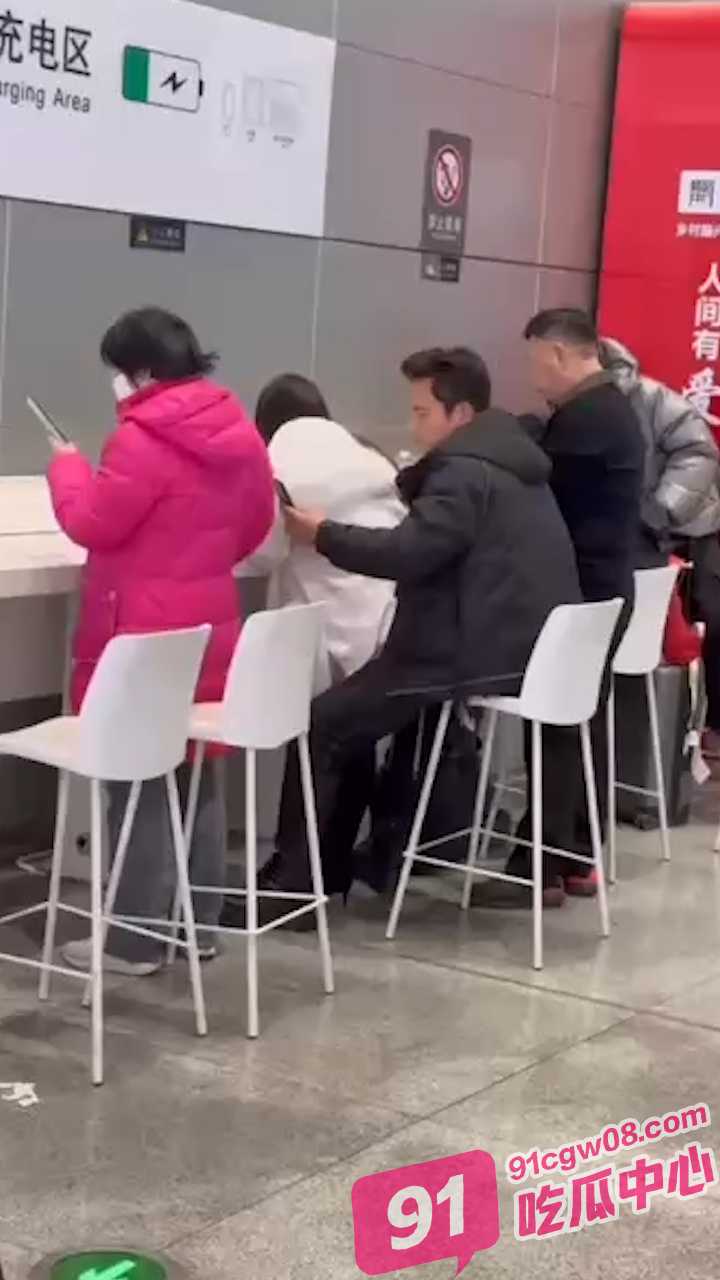 广州南站的激情一幕 高铁站直接后入啪啪 还假装玩手机骗自己？