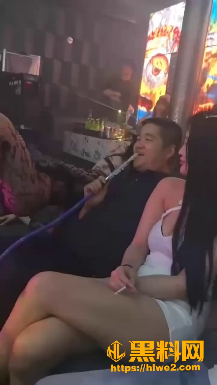 酒吧大哥重金下单极品黑丝巨乳bgo 巨乳贴脸大尺度表演 大哥的样子有点放不开啊