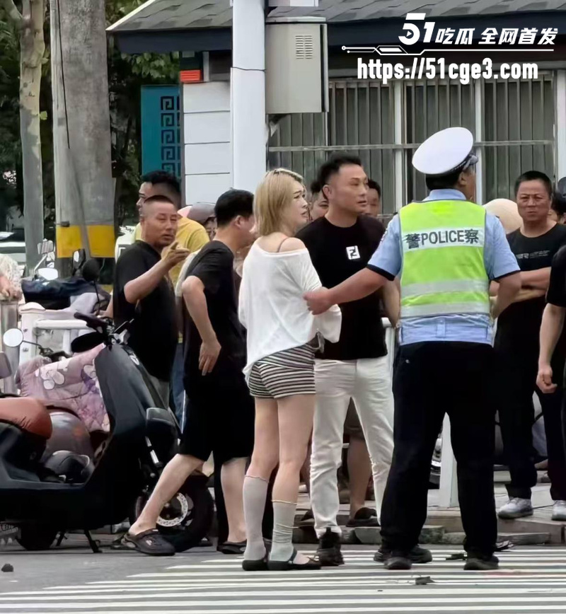 安徽广德上演人形保龄球  3