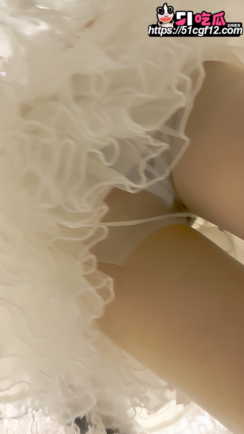 商场偷拍小姐姐裙底 8