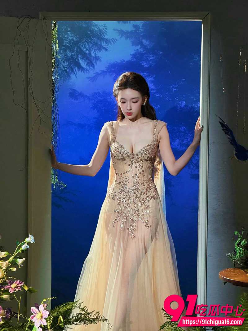 微博之夜程潇红毯 低胸纱裙裹不住豪乳 跳舞时臀浪翻滚 身材太顶了！
