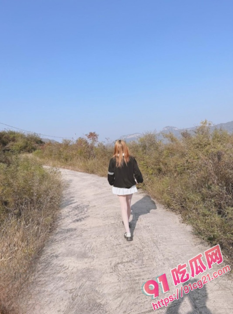 兄妹乱伦之妹妹穿上了白丝袜 用力太猛避孕套留在妹妹小穴里了! 配图