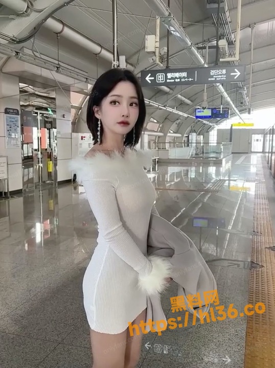 onlyfans上极品女神 sunwall 拍下电车上的艳遇！在厕所搞了一次不过瘾又在危房再搞一次！