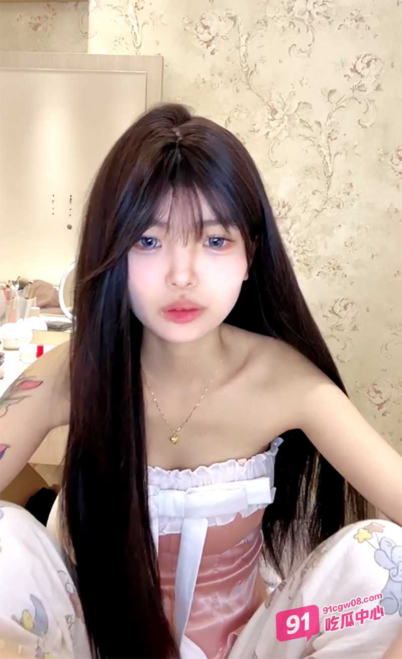 合肥校花李欣慧 被金主pua直播下海做爱 玉体被肉棒无情抽插 近景嫩穴完美呈现！ 配图2