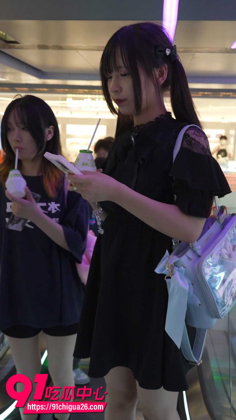 抄底大神尾随双马尾少女极限偷拍1