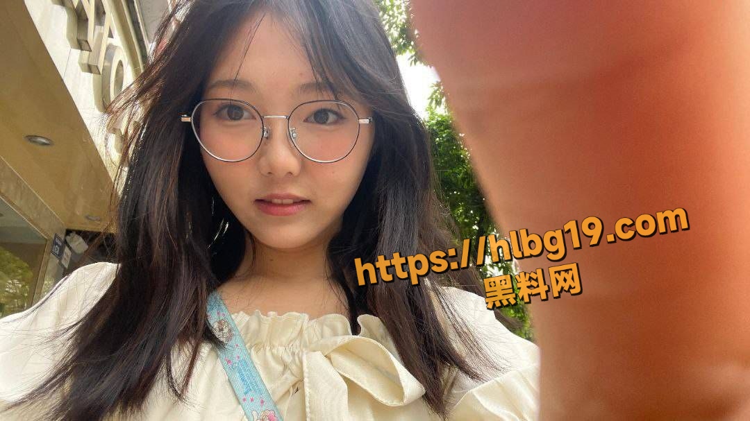 极品高中生嫩妹眼镜反差婊宿舍自拍流出 粉穴美乳自慰被狂插骚穴 画面超诱人 ！